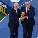 El presidente de la FIFA Gianni Infantino y el presidente de los Estados Unidos Donald J. Trump presentan el trofeo de campeón de la Copa del Mundo a Rodri después de que España venció a Argentina en la final del domingo 19 de julio del 2026. (AP Foto/Matt Rourke)