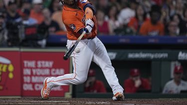 Martin Maldonado, de los Astros de Houston, pega doble productor durante la segunda entrada del juego de béisbol en contra de los Filis de Filadelfia, el domingo 30 de abril de 2023, en Houston. (AP Foto/Kevin M. Cox)