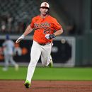 Pete Alonso, de los Orioles de Baltimore, recorre las bases tras conectar un jonrón durante la primera entrada de un partido de béisbol contra los Azulejos de Toronto, el lunes 21 de septiembre de 2026, en Baltimore. (Foto AP/Stephanie Scarbrough)