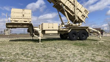 ARCHIVO - Un lanzador móvil de misiles Patriot afuera del puesto militar de Fort Still, cerca de Lawton, Oklahoma, el 21 de marzo de 2023. (AP Foto/Sean Murphy, Archivo)