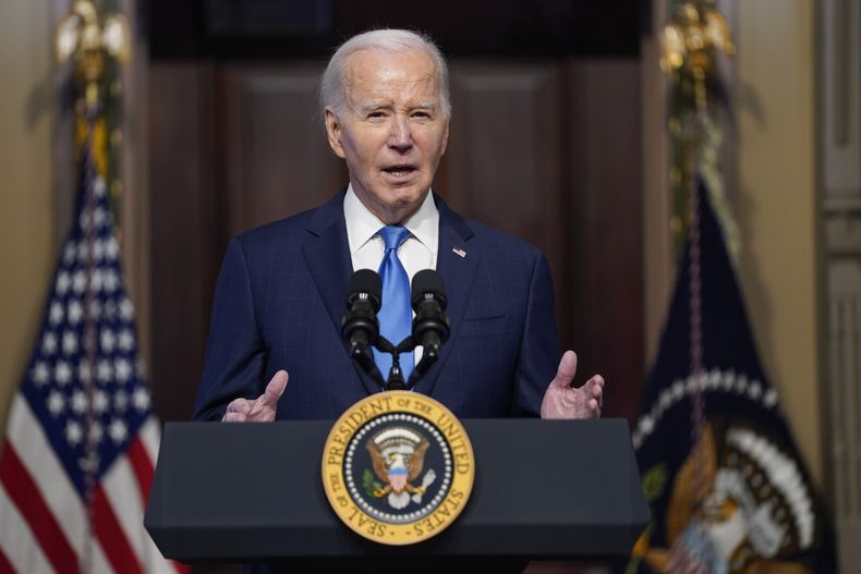 ARCHIVO - El presidente Joe Biden ofrece un discurso durante una cumbre sobre infraestructura en las instalaciones de la Casa Blanca, el miércoles 13 de diciembre de 2023, en Washington. (AP Foto/Evan Vucci, archivo)