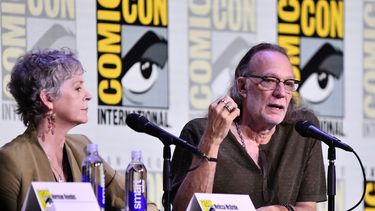 ARCHIVO - Melissa McBride, a la izquierda, y Greg Nicotero asisten a un panel de The Walking Dead: Daryl Dixon durante la Comic-Con International en San Diego el 25 de julio de 2025. (Foto Richard Shotwell/Invision/AP, archivo)