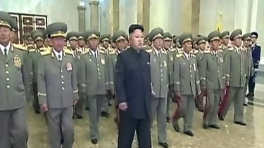 americateve | En esta escena del 8 de julio de 2014 extra&iacute;da de un video, el l&iacute;der norcoreano Kim Jong Un, en el centro, visita el Palacio del Sol Kumsusan para celebrar el 20 aniversario de la muerte del primer l&iacute;der del pa&iacute;s, Kim Il Sung,