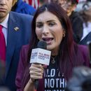 ARCHIVO - La activista de derecha Laura Loomer habla frente al tribunal donde se lleva a cabo el juicio por soborno de Donald Trump, el 15 de abril de 2024, en Nueva York. (AP Foto/Ted Shaffrey, Archivo)