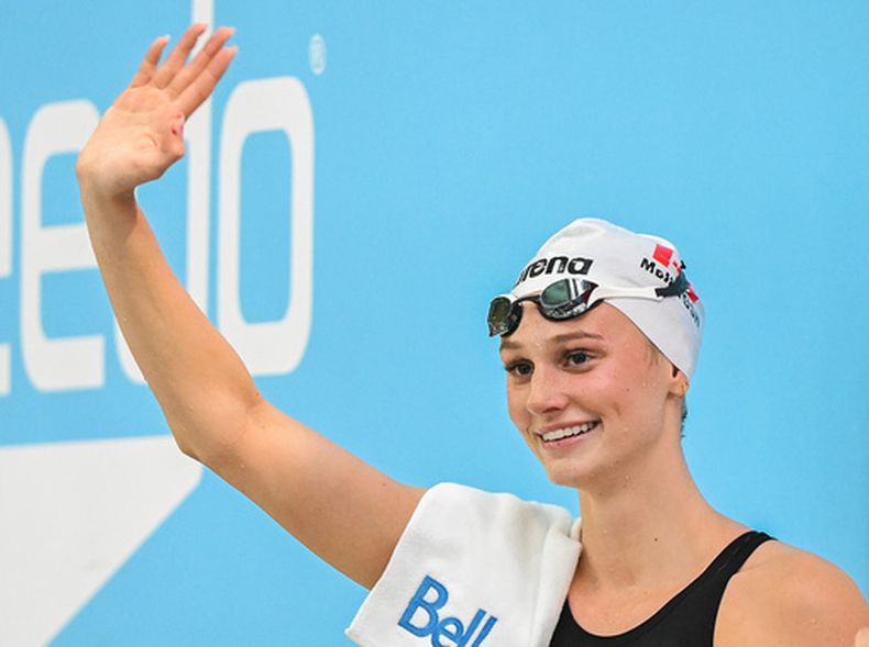 Summer McIntosh saluda a los aficionados tras establecer un nuevo récord mundial en la final de los 200 metros mariposa femeninos en las pruebas clasificatorias de natación de Canadá en Montreal, el domingo 5 de julio de 2026. (Graham Hughes/The Canadian Press vía AP)