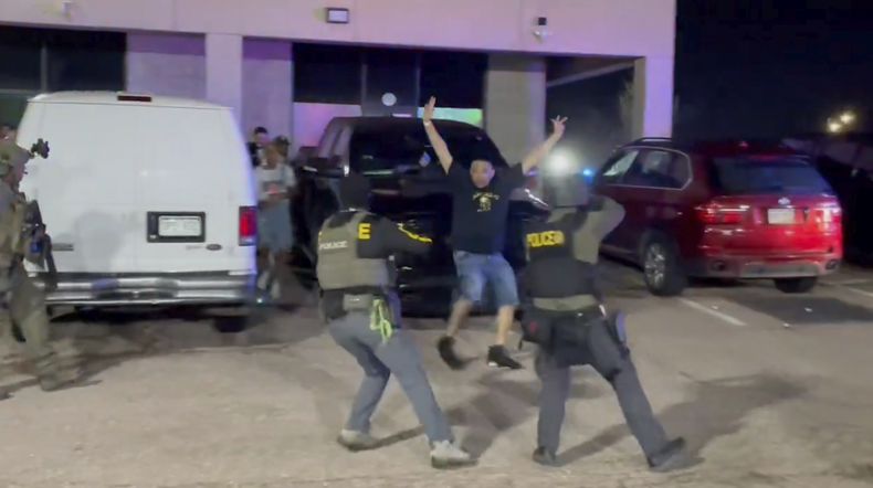 En esta imagen tomada de un video publicado por la DEA, agentes detienen a un cliente de un club nocturno donde ocurrió una redada el domingo 27 de abril de 2025 en Colorado Springs, Colorado. (Foto, DEA vía AP)