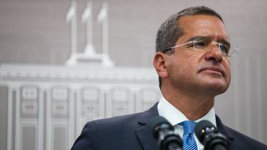 pierluisi veta medida que pretendia separar a la compania de turismo del ddec