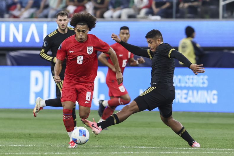 El mexicano Luis Romo (derecha) intenta interceptar el balón al panameño Adalberto Carrasquilla durante la primera mitad de la final de la Liga de Naciones de la CONCACAF, el domingo 23 de marzo de 2025, en Inglewood, California. (Foto AP/Etienne Laurent)