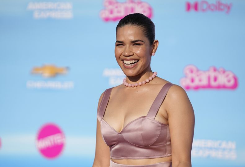 America Ferrera llega al estreno de Barbie el domingo 9 de julio de 2023 en The Shrine Auditorium en Los Angeles. (Foto AP/Chris Pizzello)