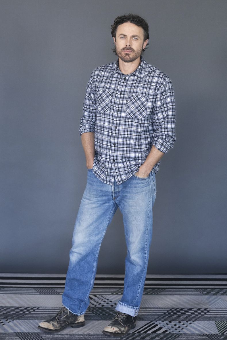 El actor Casey Affleck posa para promocionar la película The Instigators el viernes 26 de julio de 2024 en Boston. (Foto AP/Reba Saldanha)