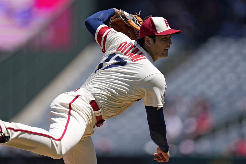 El japonés Shohei Ohtani, abridor de los Angelinos de Los Ángeles, hace un lanzamiento en el primer duelo de una doble cartelera ante los Rojos de Cincinnati, el miércoles 23 de agosto de 2023 (AP Foto/Mark J. Terrill)