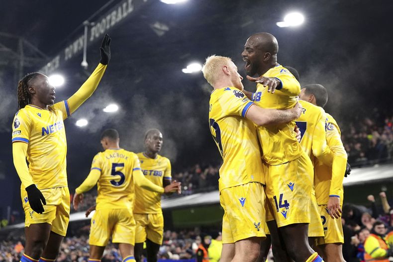 Jean-Philippe Mateta (segundo a la derecha) festeja tras marcar el gol de Crystal Palace para la victoria 1-0 ante Ipswich Town en la Liga Premier, el martes 3 de diciembre de 2024. (Zac Goodwin/PA vía AP)