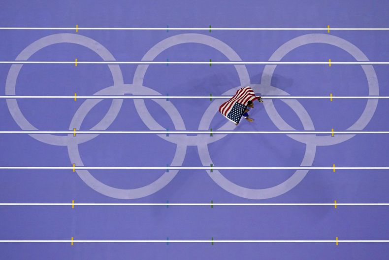El estadounidense Quincy Hall festeja luego de ganar los 400 metros en los Juegos Olímpicos de París, el miércoles 7 de agosto de 2024 (AP Foto/David J. Phillip)