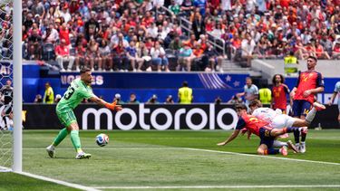 Charles de Ketelaere, de Bélgica, anota ante el arquero de España, Unai Simón, en el partido de cuartos de final de la Copa del Mundo, disputado el viernes 10 de julio de 2026 (AP Foto/Mark J. Terrill)