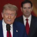 El presidente de EEUU, Donald Trump, habla desde la Sala Este de la Casa Blanca en Washington, el sábado 21 de junio de 2025, después de que el ejército estadounidense atacara instalaciones nucleares y militares de Irán, mientras el secretario de Estado Marco Rubio escucha. (Carlos Barria/Pool vía AP)