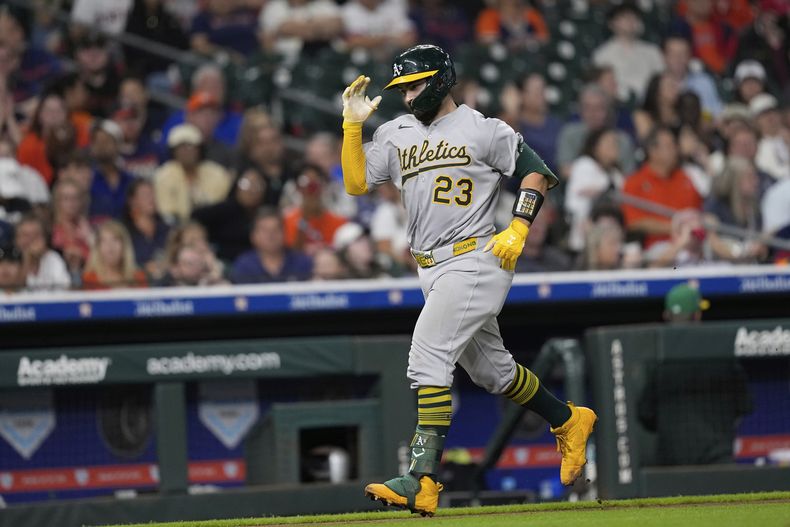 Shea Langeliers delos Atléticos corre a tercera base tras batear un jonrón en la sexta entrada ante los Astros de Houston el sábado 26 de julio del 2025. (AP Foto/David J. Phillip)