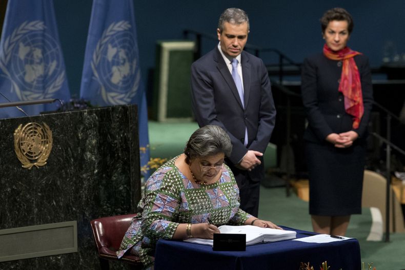 ARCHIVO - La ministra de Exteriores de Ghana, Hanna Tetteh, firma el Acuerdo de París sobre cambio climático, el 22 de abril de 2016, en la sede de Naciones Unidas. (AP Foto/Mary Altaffer, archivo)