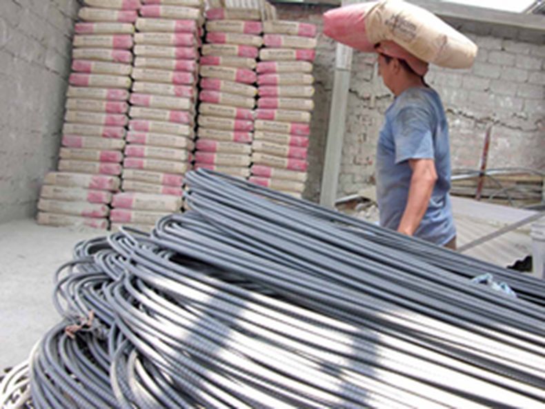 Reparar o construir una vivienda en Cuba continúa siendo un desafío para los cubanos pese a la venta libre de los materiales de construcción. Cuando hay cemento, no hay arena. Y la única solución entonces es buscarlos en el mercado negro.