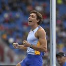 El saltador de pértiga sueco Arnaud Duplantis reacciona luego de su mejor salto de la temporada, durante la cita de Golden Spike en Ostrava, República Checa este martes 27 de junio de 2023 (Jaroslav Ozana /CTK via AP)