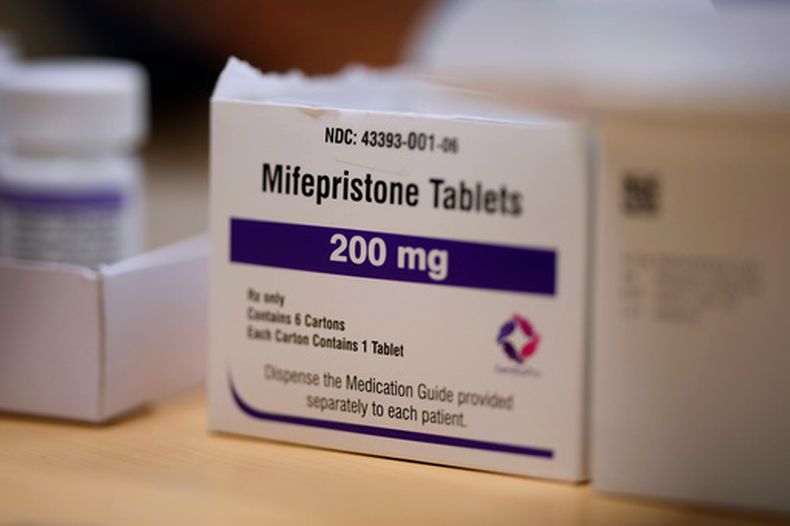 ARCHIVO - Pastillas de mifepristona reposan sobre una mesa en una clínica de Planned Parenthood en Ames, Iowa, 18 de julio de 2024. (Foto AP/Charlie Neibergall, Archivo)