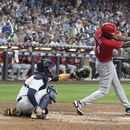 Fallas del bullpen y error condenan a Cerveceros ante Rojos
