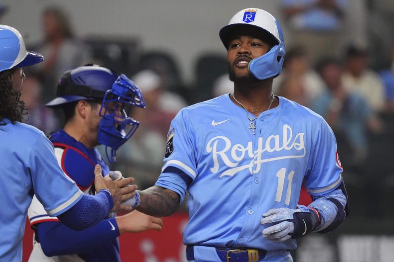 Maikel Garcia (11) de los Reales de Kansas City, celebra su cuadrangular con el que anotaron también Jonathan India y Bobby Witt Jr. durante la cuarta entrada del juego de béisbol de Grandes Ligas contra los Rangers de Texas, el miércoles 18 de junio de 2025, en Arlington, Texas. (AP Foto/LM Otero)