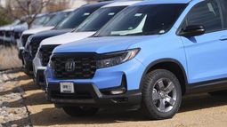 Camionetas Ridgeline 2025 exhibidas en un concesionario Honda, el 23 de marzo de 2025 en Highlands Ranch, Colorado. (AP Foto/David Zalubowski)