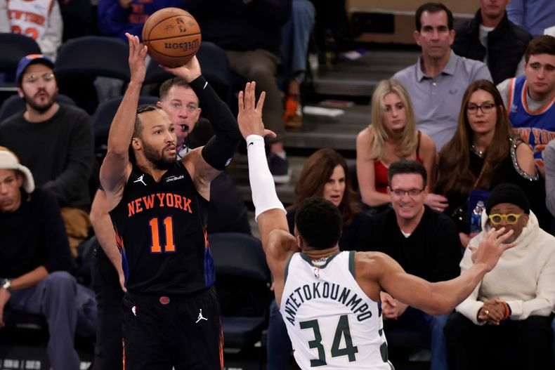 Jalen Brunson (11), de los Knicks de Nueva York, tira de larga distancia sobre Giannis Antetokounmpo, de los Bucks de Milwaukee, durante la segunda mitad del juego de baloncesto de la Copa NBA, el viernes 28 de noviembre de 2025, en Nueva York. (AP Foto/Adam Hunger)