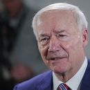 Exgobernador republicano de Arkansa anuncia su candidatura a la Presidencia de EEUU
