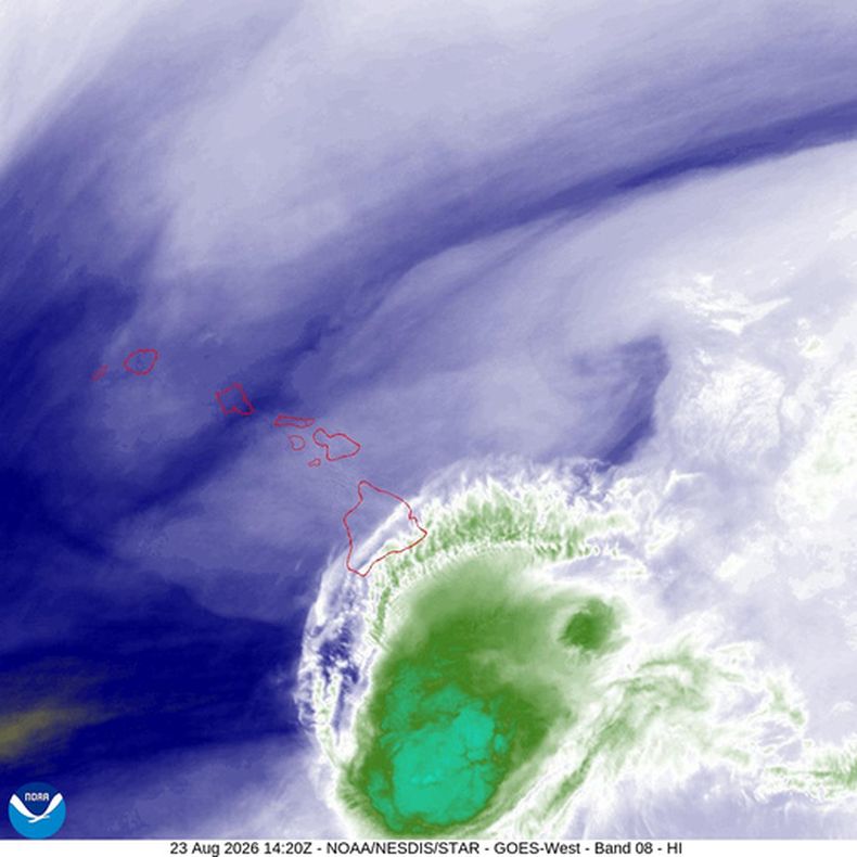 Esta imagen satelital de la Oficina Nacional de Administración Oceánica y Atmosférica de Estados Unidos (NOAA, por sus siglas en inglés), tomada el domingo 23 de agosto de 2026, muestra el vapor de agua de la tormenta tropical Moke cuando se dirigía a la Isla Grande de Hawai. (NOAA vía AP)
