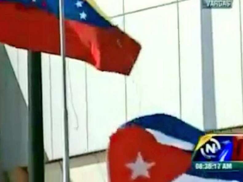 El dictador visita Venezuela para los homenajes a Hugo Chávez. Recibido con honores, en el momento que se izaba la bandera las cámaras tomaron cómo caía al suelo