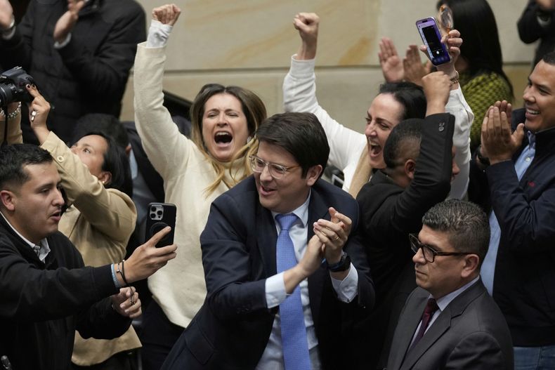 ARCHIVO - Miguel Uribe Turbay (al centro, de corbata azul), senador colombiano y candidato presidencial del partido derechista Centro Democrático, celebra tras votar en contra de un referéndum de reforma laboral propuesto por el gobierno, el 14 de mayo de 2025, en Bogotá, Colombia. (AP Foto/Fernando Vergara, archivo)