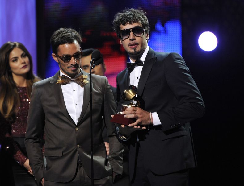 ARCHIVO - Emmanuel Horvilleur, izquierda, y Dante Spinetta, del grupo Illya Kuryaki and the Valderramas, reciben el premio a la mejor canción urbana en la 14a entrega anual del Latin Grammy en el Mandalay Bay Hotel y Casino el 21 de noviembre de 2013, en Las Vegas. Spinetta está nominado a mejor álbum de música alternativa por Mesa dulce y mejor canción alternativa por Sudaka en los Latin Grammy se entregarán el 16 de noviembre de 2023. (Foto Chris Pizzello/Invision/AP, archivo)