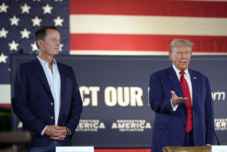 ARCHIVO - El entonces expresidente Donald Trump habla junto a Richard Grenell durante un acto de campaña para las elecciones presidenciales en una granja de Smithton, Pensilvania, el 23 de septiembre de 2024. (AP foto/Alex Brandon, archivo)