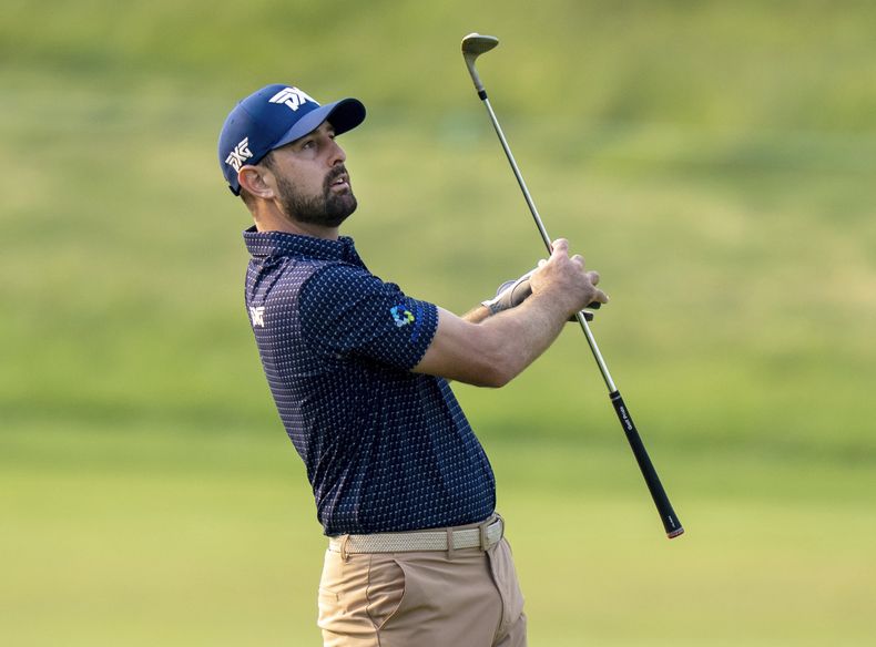 El chileno Cristóbal del Solar observa su tiro de aproximación al último hoyo en el Abierto de Canadá, el jueves 5 de junio de 2025 (Frank Gunn/The Canadian Press via AP)