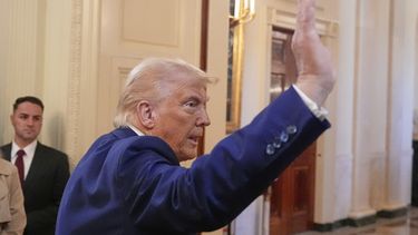 El presidente Donald Trump sale de un evento en la Sala Este de la Casa Blanca, el martes 8 de abril de 2025, en Washington. (AP Foto/Alex Brandon)