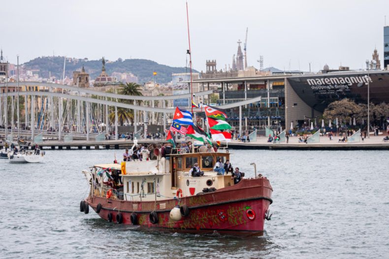 Barcos con activistas y ayuda humanitaria para Gaza participan en la salida simbólica de la Global Sumud Flotilla, en Barcelona, el 12 de abril de 2026. (AP Foto/Joan Mateu Parra)