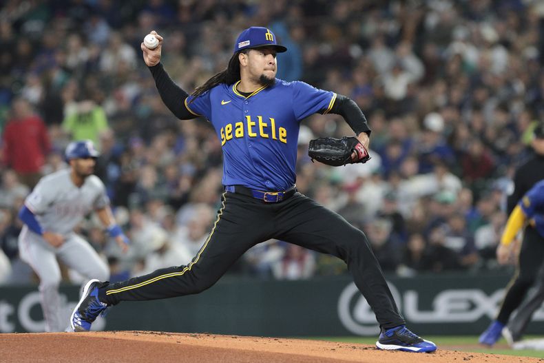 El dominicano Luis Castillo, de los Marineros de Seattle, lanza en el juego del viernes 14 de junio de 2024, ante los Rangers de Texas (AP foto/Jason Redmond)