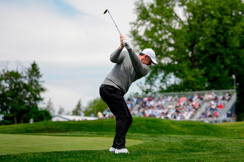 El norirlandés Rory McIlroy realiza un tiro desde el fairway del hoyo 13 durante una práctica para el Campeonato de la PGA, el miércoles 13 de mayo de 2026 en Newtown Square, Pensilvania (AP Roto/Carolyn Kaster)
