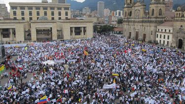 miles de colombianos se manifestaron en 50 ciudades para exigir el fin de la violencia