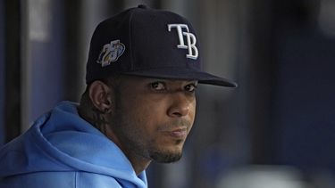 ARCHIVO - El torpedero de los Rays de Tampa Bay Wander Franco en la cueva del equipo durante el juego ante los Guardianes de Cleveland, el domingo 13 de agosto de 2023, en St. Petersburg, Florida. (AP Foto/Chris OMeara)