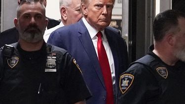 El expresidente Donald Trump es acompañado hacia la sala de un tribunal, el 4 de abril de 2023, en Nueva York. (AP Foto/Mary Altaffer, archivo)