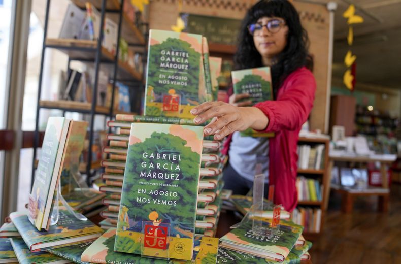 Una trabajadora en la librería del Centro Cultural Gabriel García Márquez acomoda ejemplares de En agosto nos vemos la novela póstuma del autor colombiano y Premio Nobel de Literatura en Bogotá, Colombia, el miércoles 6 de marzo de 2024. (Foto AP/Fernando Vergara)