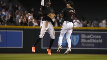 El dominicano Geraldo Perdomo y Alek Thomas, de los Diamondbacks de Arizona, festejan la victoria sobre los Marineros de Seattle, el sábado 29 de julio de 2023 (AP Foto/Rick Scuteri)