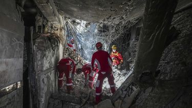 ARCHIVO - Rescatistas buscan entre los escombros de una sección dañada de la prisión de Evin tras un ataque israelí el día anterior, en Teherán, Irán, el martes 24 de junio de 2025. (AP Foto/Mostafa Roudaki/Agencia de Noticias Mizan, archivo)