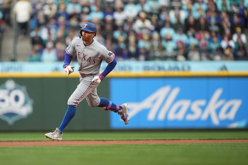 Brandon Nimmo, de los Rangers de Texas, recorre las bases luego de batear un jonrón ante los Marineros de Seattle, el viernes 17 de abril de 2026 (AP Foto/Lindsey Wasson)