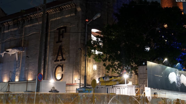 trae tu luz: fabrica de arte pide al publico que lleve su propia fuente de luz ante crisis de combustible