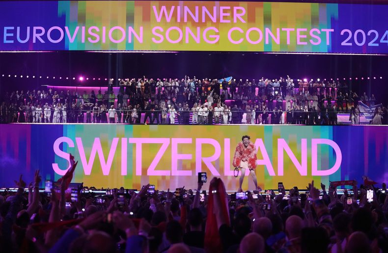 En esta imagen de archivo, le representante de Suiza, Nemo, celebra su victoria en el Festival de Eurovisión con la canción The Code, en Malmo, Suecia, el 11 de mayo de 2024. (AP Foto/Martin Meissner, archivo)