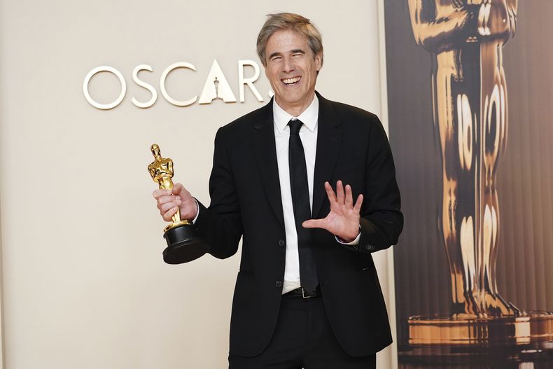 Walter Salles, ganador del Oscar a la película internacional por “Ainda Estou Aquí” (“Aún estoy aquí”), de Brasil, posa en la sala de prensa de los premios el domingo 2 de marzo de 2025 en el Dolby Theatre de Los Ángeles. (Foto, Jordan Strauss/Invision/AP)
