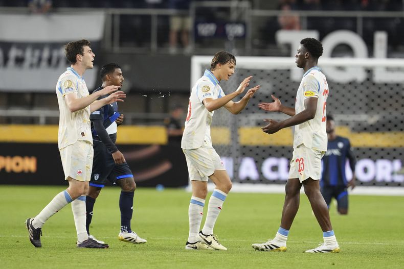 Joane Gadou (derecha), del Salzburgo, felicita a sus compañeros tras la victoria sobre Pachuca en el Mundial de Clubes, el miércoles 18 de junio de 2025 (AP Foto/Jeffrey Dean)